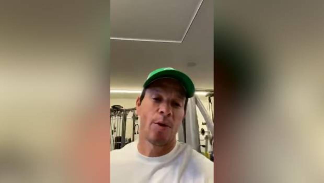 Mark Wahlberg can't wait to come and eat a 'Kiwi-style burger' | Stuff